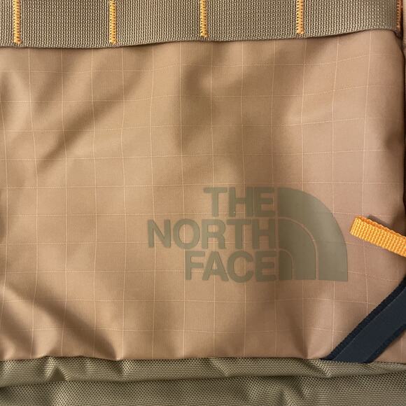 NWT The North Face Base Camp Voyager Sling Backpack Tan Almond Butter - Picture 3 of 3